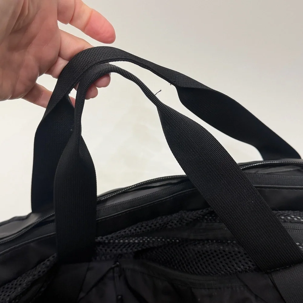 The North Face Apex Duffel Bag. Nylon with shoulder strap.Black.NWT.Logo